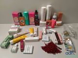 de nombreux types de produits de soins de la peau disposés sur une table