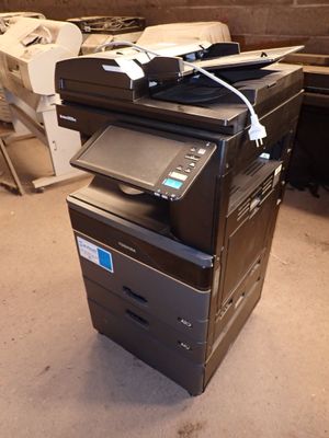 une imprimante posée sur une pile de papier