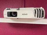 un projecteur posé sur une étagère dans une pièce
