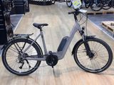 un vélo posé par terre dans un magasin