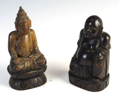 deux statues de bouddhas assis sur une table en bois