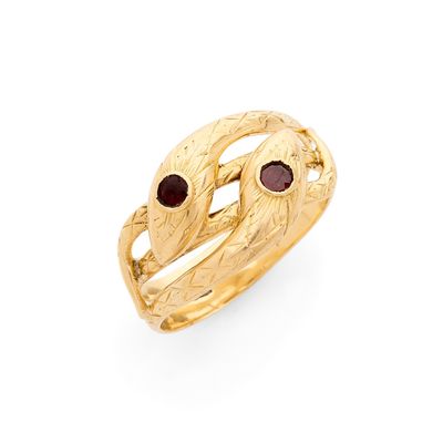 une bague en or sertie de grenats
