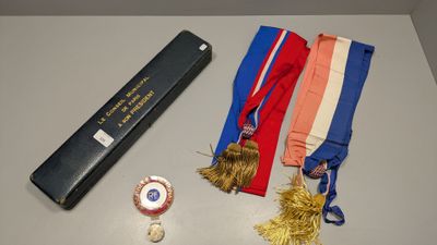 une médaille, une médaille et un livre posés sur une table