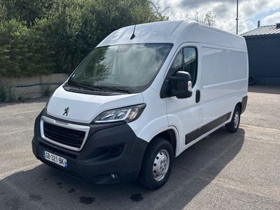 la photo d'une camionnette blanche garée sur un parking