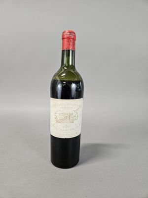 gros plan d'une bouteille de vin sur une table