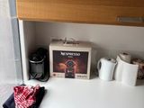 une cafetière posée sur le plan de travail de la cuisine