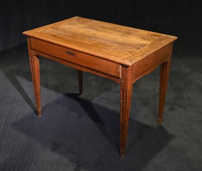 Table à écrire en noyer mouluré, elle ouvre à un tiroir en c…