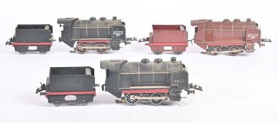 quatre petits trains miniatures alignés sur une surface blanche