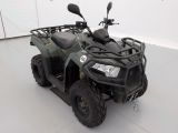 une photo d'un quad garé dans un garage