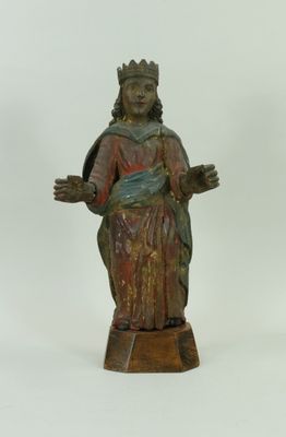 une vieille statue représentant une femme coiffée d'une couronne