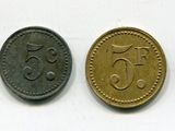 trois types de pièces différents sont présentés sur une surface blanche