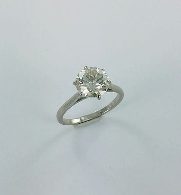 bague de fiançailles en or blanc ornée d'un diamant rond de taille brillant