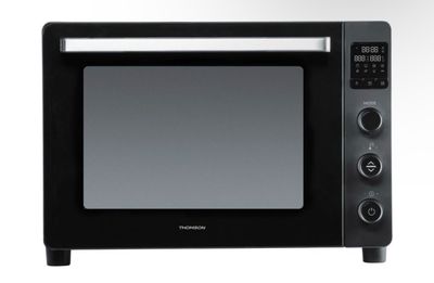 un four à micro-ondes noir muni d'un écran numérique à l'avant