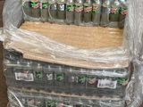 de nombreuses bouteilles de soda posées sur une palette dans un entrepôt