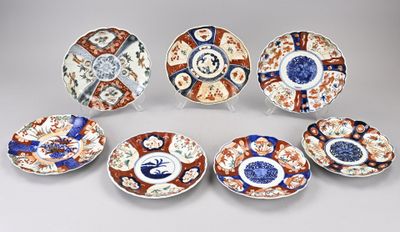 Plusieurs assiettes aux motifs variés sont disposées en cercle