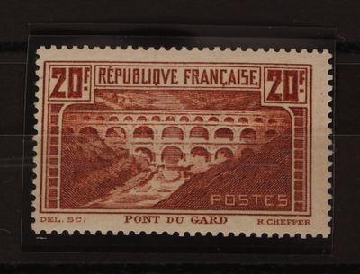 un gros plan d'un timbre représentant un pont