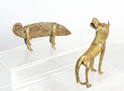 deux figurines représentant un chien et un poisson, exposées dans une vitrine