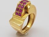 une image représentant une bague en or sertie de pierres roses