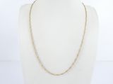 un collier à chaîne en or sur un mannequin mannequin mannequin mannequin mannequin mannequin mannequin mannequin mannequin mannequin