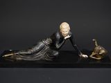 statue d'une femme avec un chat, posée sur un socle noir
