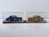 deux voitures miniatures exposées dans une vitrine