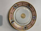 une assiette ornée d'un motif doré et rose