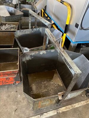 DANS LES LOCAUX DE THYEZ : 20 bennes d'atelier à copeaux