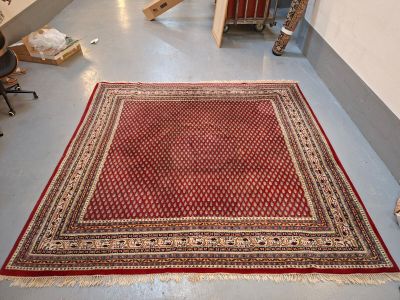 un tapis rouge posé au sol dans une pièce