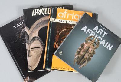 trois livres consacrés à l'art et à la sculpture posés sur une surface blanche