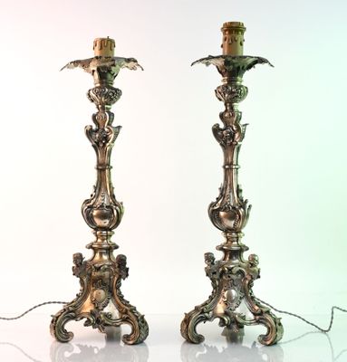 deux bougies posées sur une table