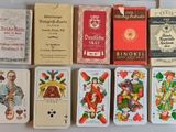 de nombreux jeux de cartes différents disposés sur la table