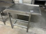 a table that is sitting on the floor in the room