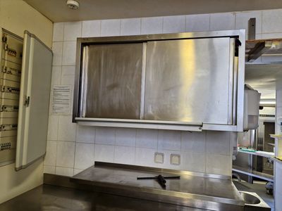 un grand comptoir en acier inoxydable dans une cuisine commerciale
