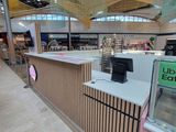 un comptoir sur lequel est posée une pancarte, à l'intérieur d'un bâtiment