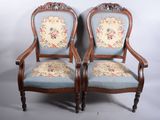 une paire de chaises anciennes avec un revêtement bleu, revêtement bleu, revêtement bleu, revêtement bleu, revêtement bleu, revêtement bleu, revêtement bleu, revêtement bleu, revêtement