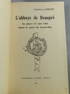 un livre ouvert sur lequel figure le dessin d'une femme