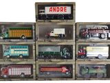 de nombreux types de camions jouets dans une vitrine