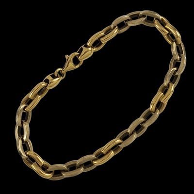 un bracelet en or composé d'un maillon et d'un fermoir