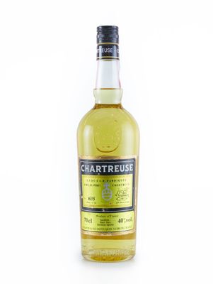 une bouteille de whisky chartreuse sur fond blanc