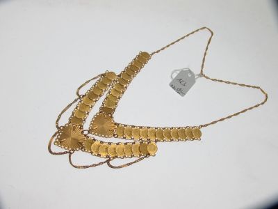 une photo d'un collier en or muni d'une étiquette