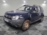 une photo d'un pick-up bleu garé dans un garage