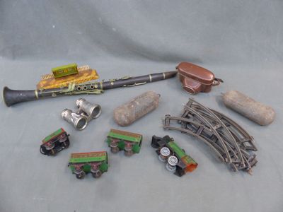 beaucoup de petits trains et d'autres objets sur la table