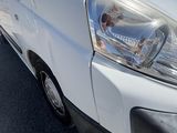 la photo d'une camionnette blanche garée sur un parking