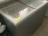 une photo d'une machine à glaces professionnelle dans une cuisine professionnelle