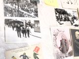 une table recouverte d'une multitude de photos et de post-it