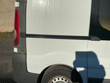 une camionnette blanche garée sur le parking