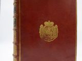 un vieux livre orné d'un emblème doré sur la couverture