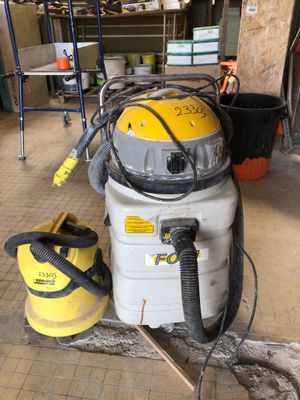 un aspirateur jaune et noir posé par terre