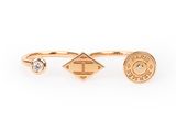 Gros plan sur une bague en or ornée d'un diamant