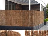 deux photos d'un bâtiment avec une clôture et des balles de foin devant